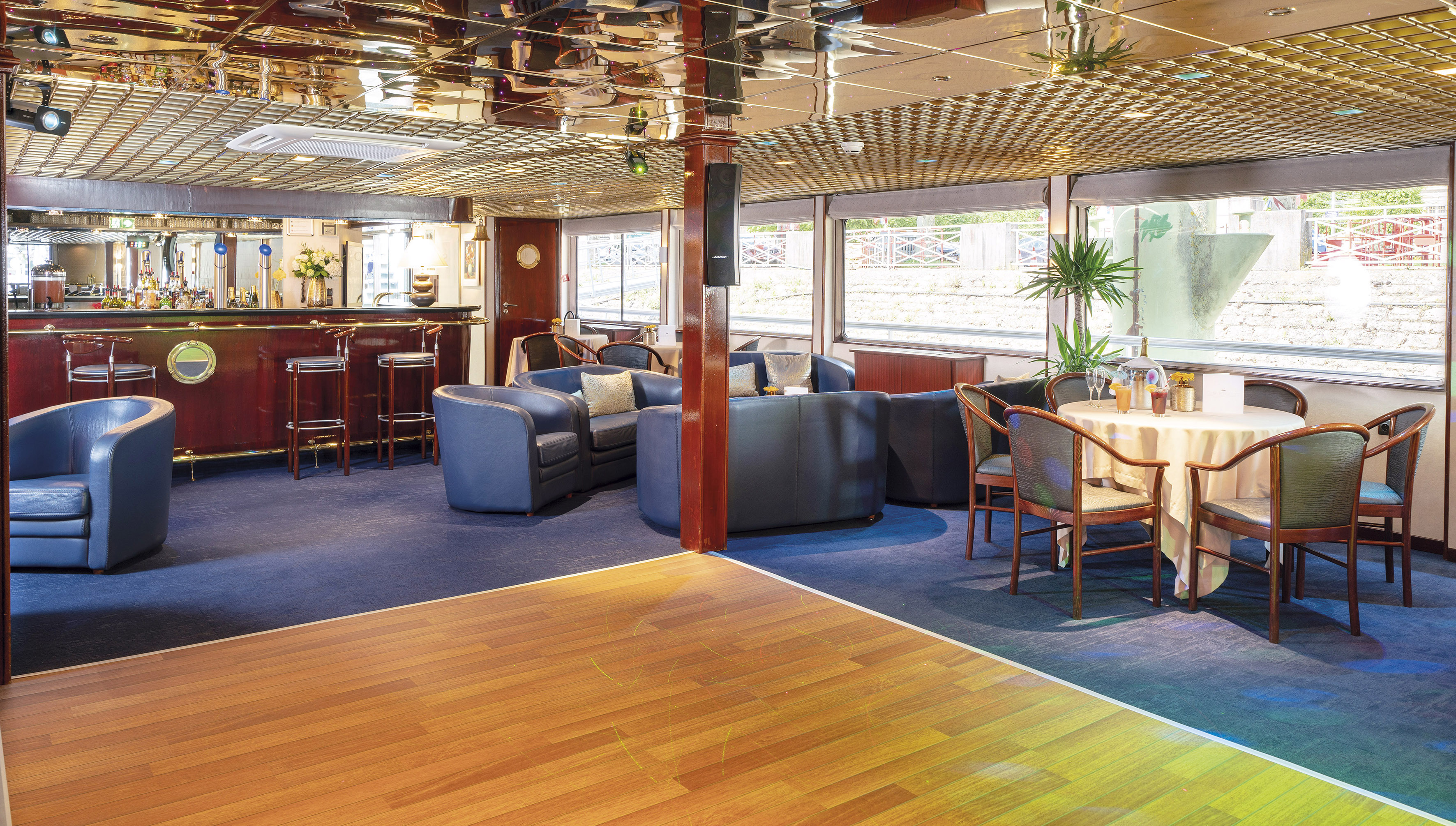 CroisiEurope MS Mistral Lounge Bar 1.jpg